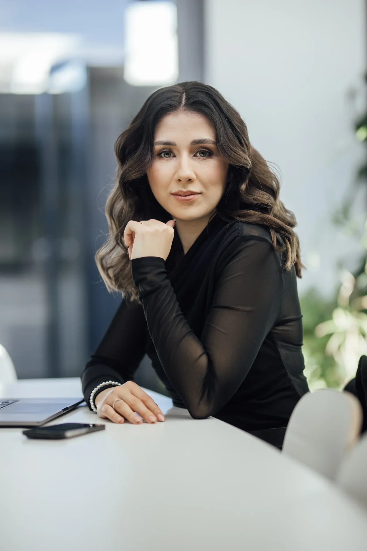 Magdalena stojąca przed drewnianymi drzwiami