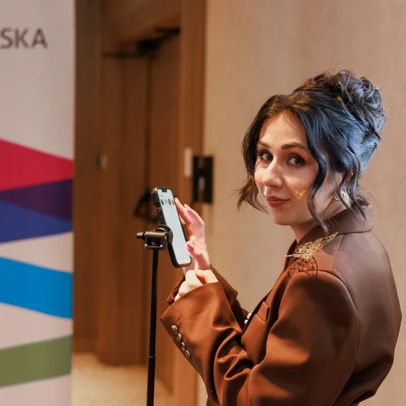 Magdalena nagrywa treści na telefon