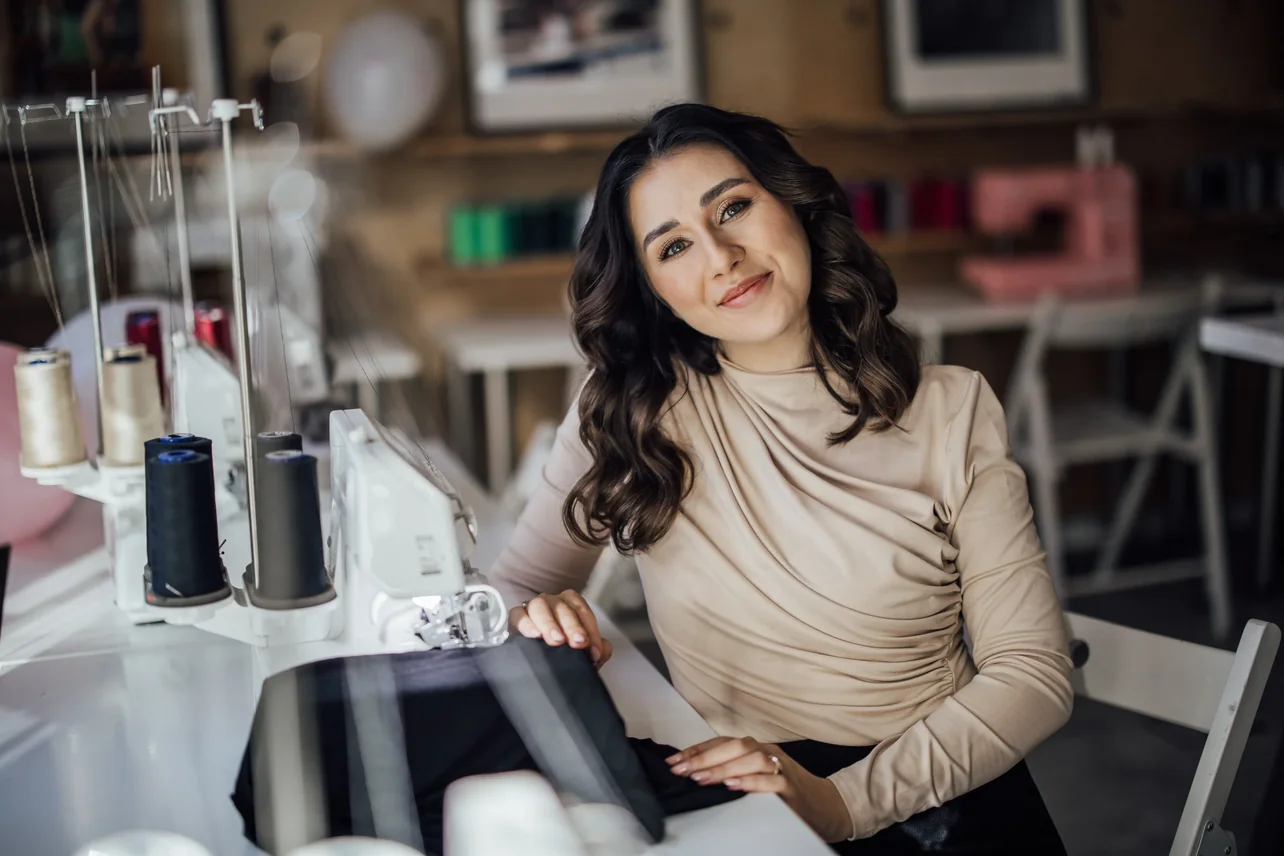 Magdalena przy maszynie do szycia